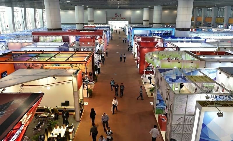 Outdated supplier sourcing methods An empty trade show booth representing outdated sourcing methods